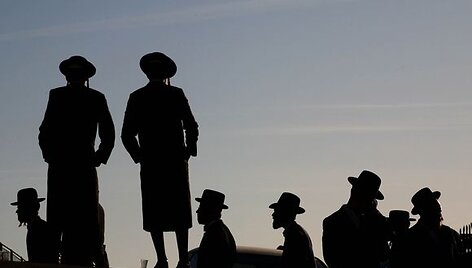 4Tūkstančiai griežtų pažiūrų žydų vyrų dalyvauja vieno i&scaron; Izraelio aukų Mumbajuje Arieho Levisho Teitelbaumo laidotuvėse. 