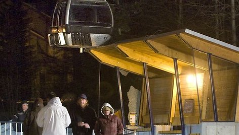 Oro gondola kabo ant autobusų laukimo stotelės