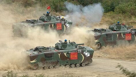 Tankų puolimas.