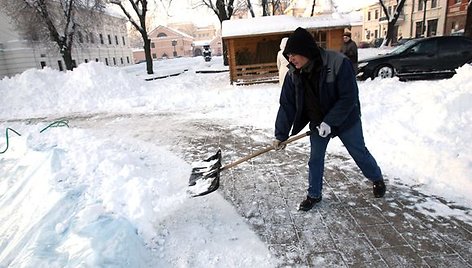 Vakar Kauno rotušės aikštė bruzdėjo nuo čiuožyklą ruošiančių darbininkų.