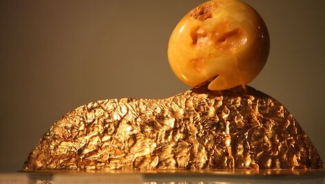 Menas, padarytas i&scaron; gintaro