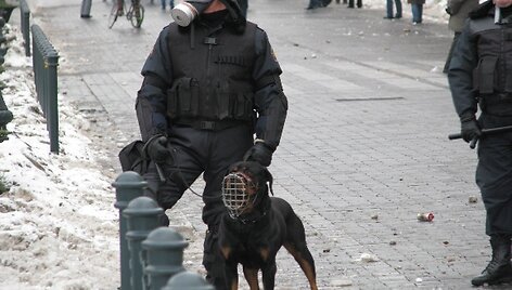 Policininkas su &scaron;uniu