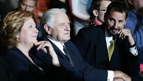 E.Babenskas (de&scaron;inėje) į savo renginius prisiviliodavo ir tuometį prezidentą V.Adamkų.