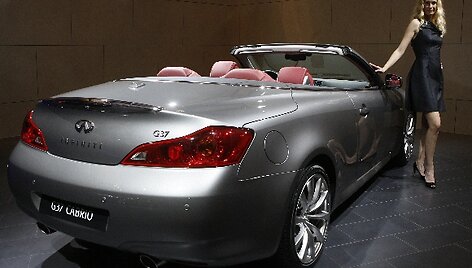 Tarptautinės Ženevos automobilių parodos puo&scaron;mena - merginos 