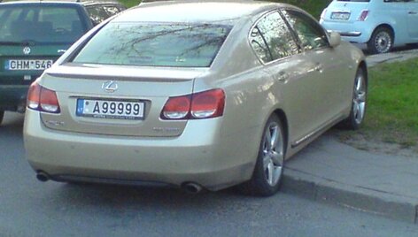 Pažeidėjas su Lexus'u