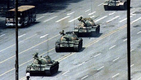 Istorinė akimirka: kinas bando sustabdyti tankų koloną Tianamenio aik&scaron;tėje 1989 m. birželio 5 d.
