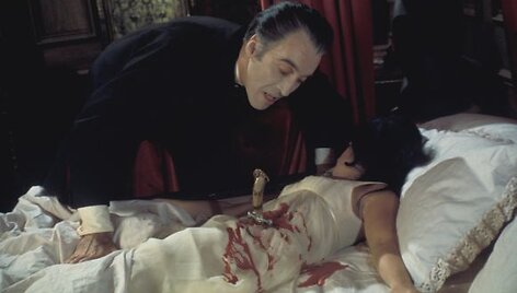 Aktorius Christopheris Lee ir Anoushka Hempel filme &bdquo;Drakula&ldquo; (1970)