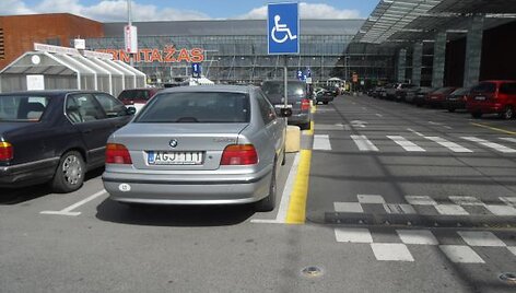Fotopolicija. BMW neįgaliųjų vietoje. 