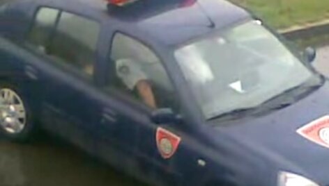 Fotopolicija nufotografavo apsaugos tarnybos automobilį
