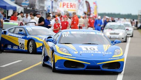 Ilgą laiką pirmavo du Ferrariai