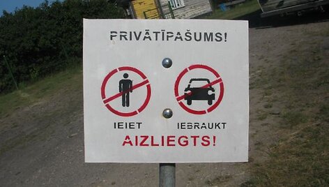 Akmensrago &scaron;vyturys, įspėjantis užra&scaron;as.