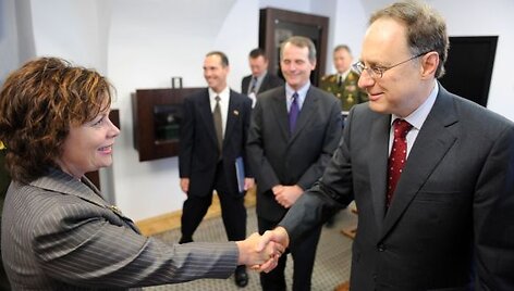 Alexanderis Vershbow sveikina ministrę Rasą Juknevičienę
