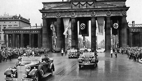 Hitleris 1936 m. Berlyne, Olimpiniame parade (pirmasis automobilis)