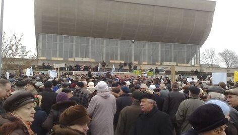 Gruodžio 10 d. prie Vilniaus Sporto rūmų įvyko protesto mitingas. Mitingą organizavo Lietuvos pagyvenusių žmonių asociacija, prie jo prisidėjo ir Pensininkų partija.
