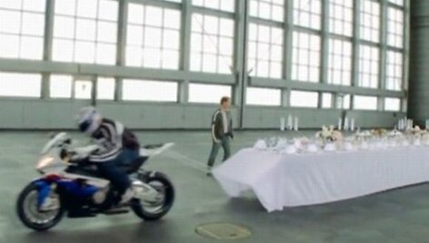 Motociklu BMW atliekamas triukas