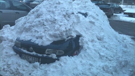 Automobilis prie Pilaitės prekybos centro