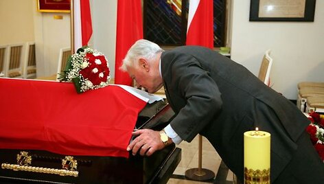 Prezidentas V.Adamkus pagerbė L.Kaczynskį