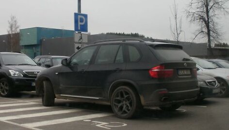 Visureigis BMW neįgaliųjų vietoje