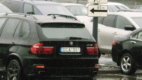 BMW neįgaliųjų vietoje
