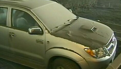 Pelenai dengia Islandijos ūkininkų laukus ir automobilius