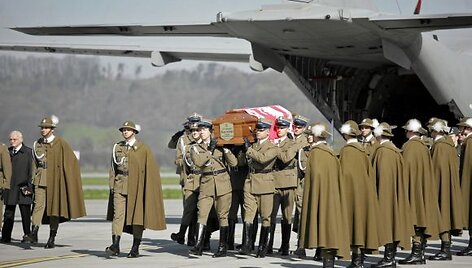 Prezidento L.Kaczynskio ir jo žmonos karstai Krokuvos oro uoste