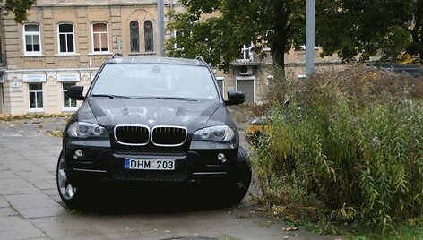 BMW prie rinkimų apylinkės Nr. 66 Vilniuje