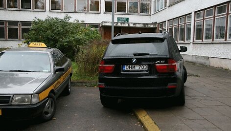 BMW prie rinkimų apylinkės Nr. 66 Vilniuje