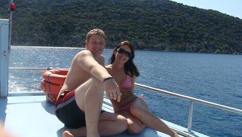 Adelė ir Julius, bikini porelė