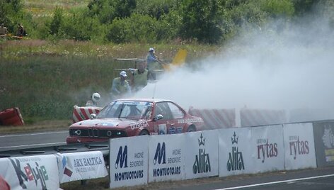 Atvira ugnimi liepsnojo &bdquo;Porsche&ldquo;