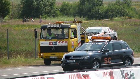 Atvira ugnimi liepsnojo &bdquo;Porsche&ldquo;