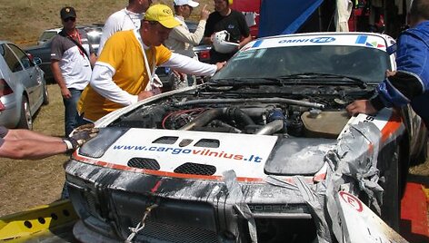 Atvira ugnimi liepsnojo &bdquo;Porsche&ldquo;