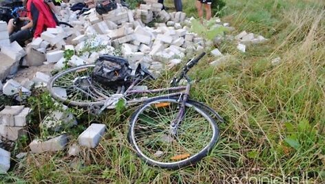 Kauno rajone konstrukcijos prispaudė 20 dviratininkų