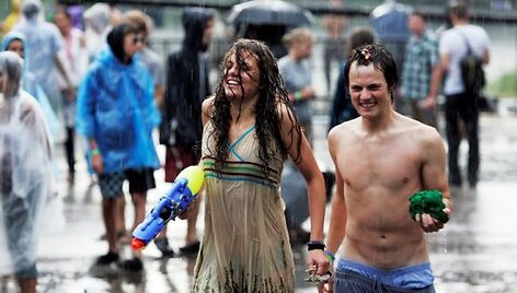 Festivalio žiūrovus skalbė lietus