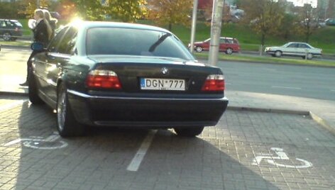 BMW neįgaliųjų vietoje