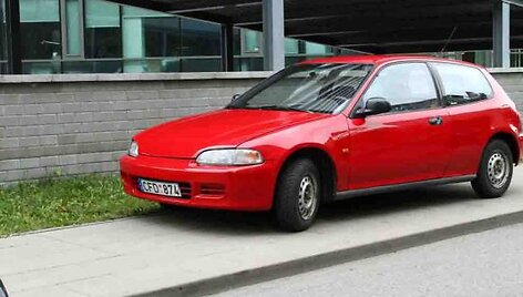 Fotopolicija. Automobiliai ant &scaron;aligatvio