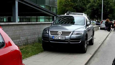 Fotopolicija. Automobiliai ant &scaron;aligatvio