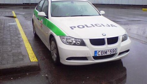 Policijos automobilis prie geltonos linijos