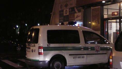 Policininkai prie Pilaitės prekybos centro