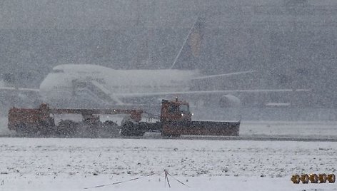 Užsnigtas Frankfurto oro uostas