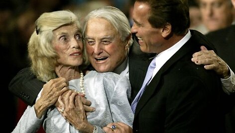 Arnoldas Schwarzeneggeris (de&scaron;nėje) su žmonos tėvais Sargentu ir Eunice Shriveriais