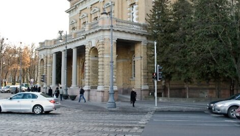 Fotopolicija: sidabrinis BMW sustojo sankryžos viduryje