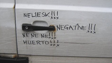 Fotopolicija: užra&scaron;as ant automobilio
