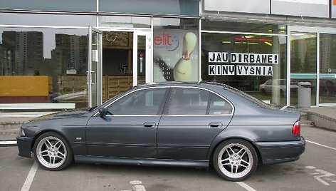 Fotopolicija: BMW per tris vietas