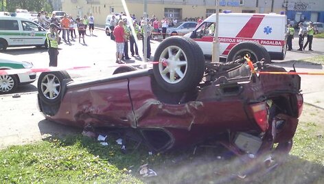 Apvirtusi HONDA po avarijos Vilniuje, S.Neries gatvėje