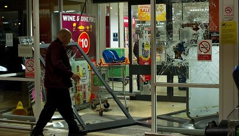 Enfieldas, nusiaubta viena iš šio Londono rajono parduotuvių