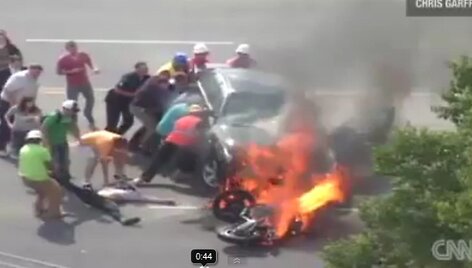 Motociklas prie Jutos universiteto palindo po BMW