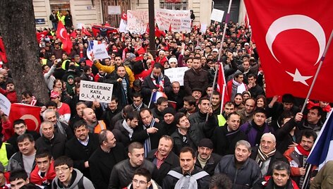 Protestuojantys Prancūzijos turkai susirinko prie parlamento rūmų Paryžiuje.