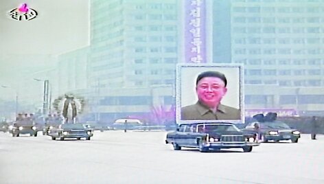 Gedulingas kortežas su Kim Jong Ilo palaikais rieda Pchenjano gatvėmis.
