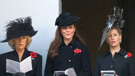 Catherine Middleton (centre) pripažinta stilingiausia skrybėlaičių dėvėtoja.