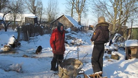 Šeimininkė nieku gyvu nesutinka atiduoti netinkamai laikomų gyvūnų.